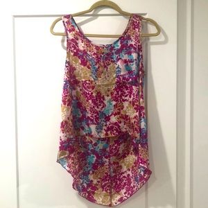 Floral high-low blouse.